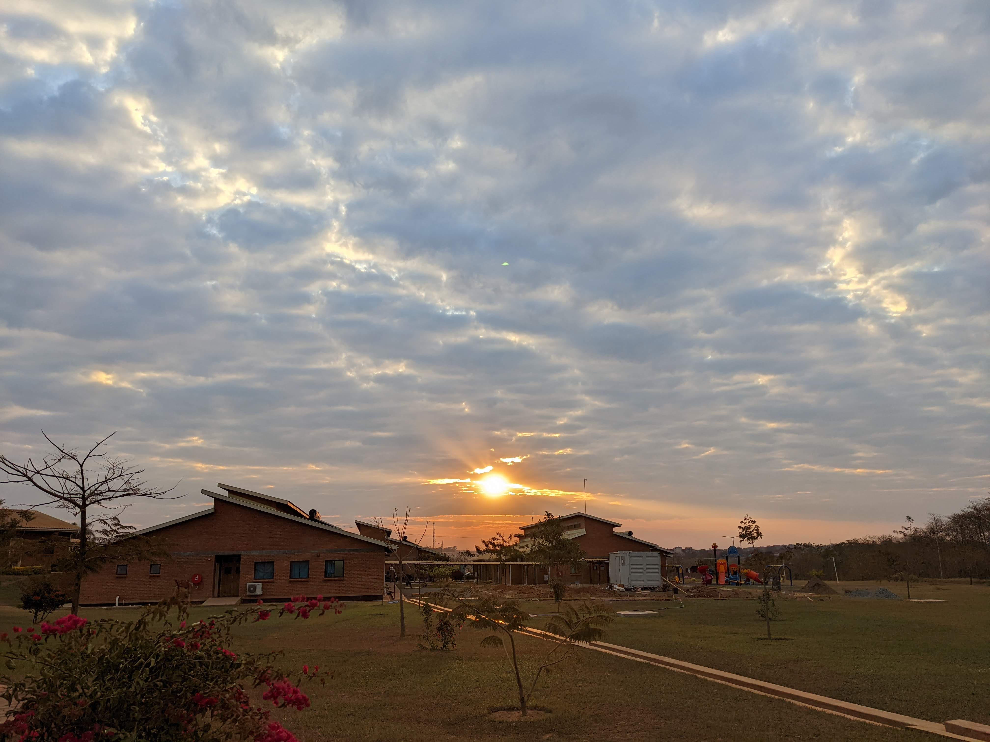 マラウイの夕焼けが好きで、毎晩見るために同じエリアを散歩していました。